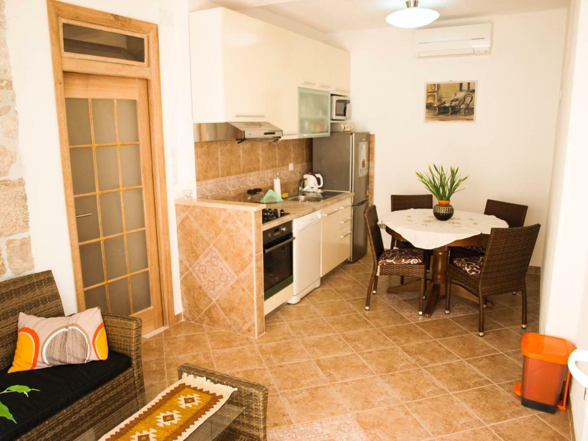 דירות House Nataniel In Omis Near Sea מראה חיצוני תמונה