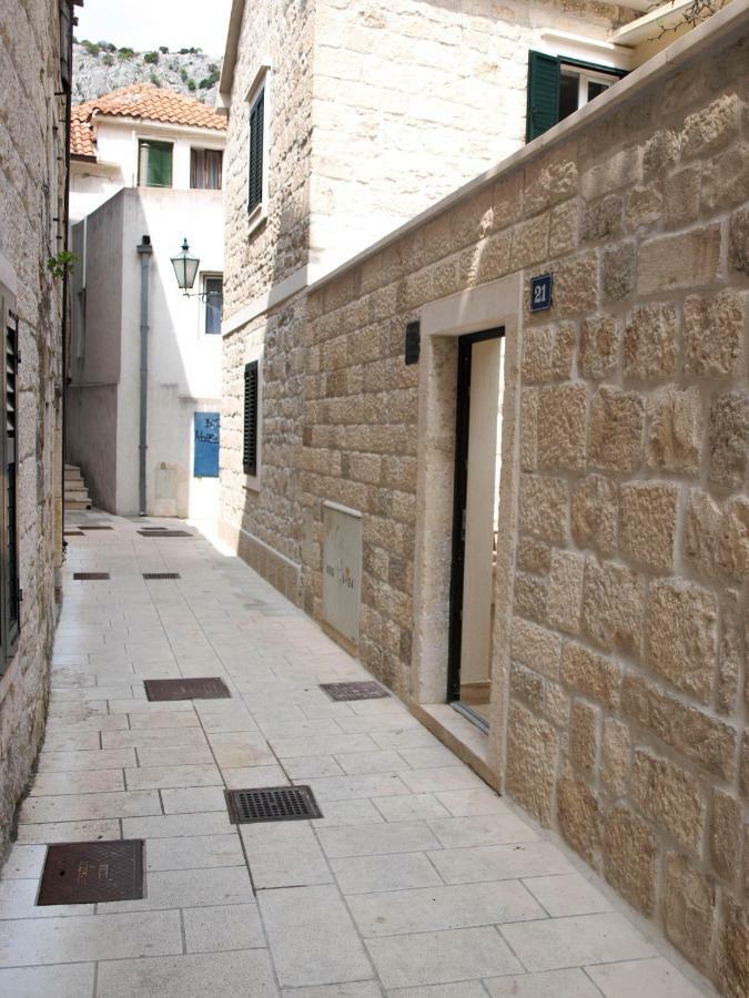 דירות House Nataniel In Omis Near Sea מראה חיצוני תמונה