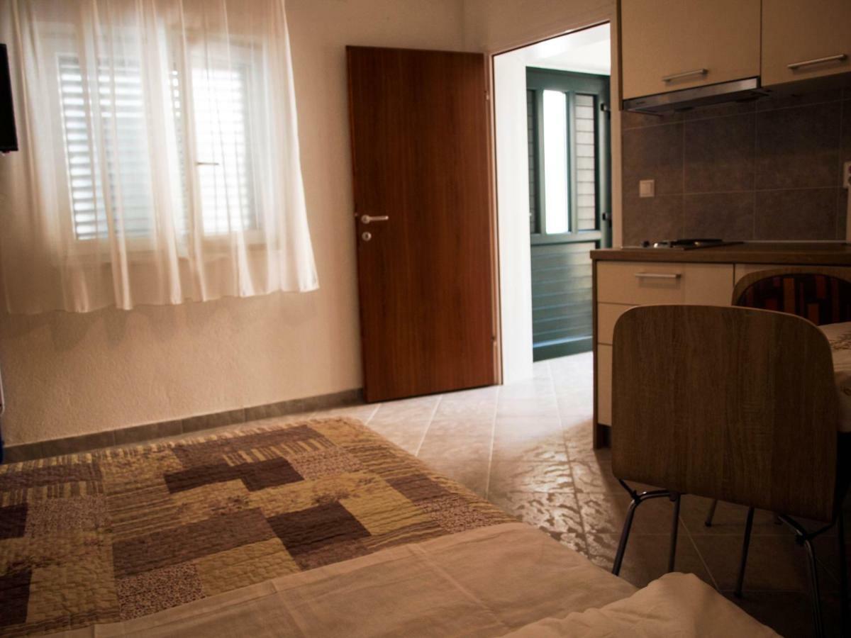 דירות House Nataniel In Omis Near Sea מראה חיצוני תמונה